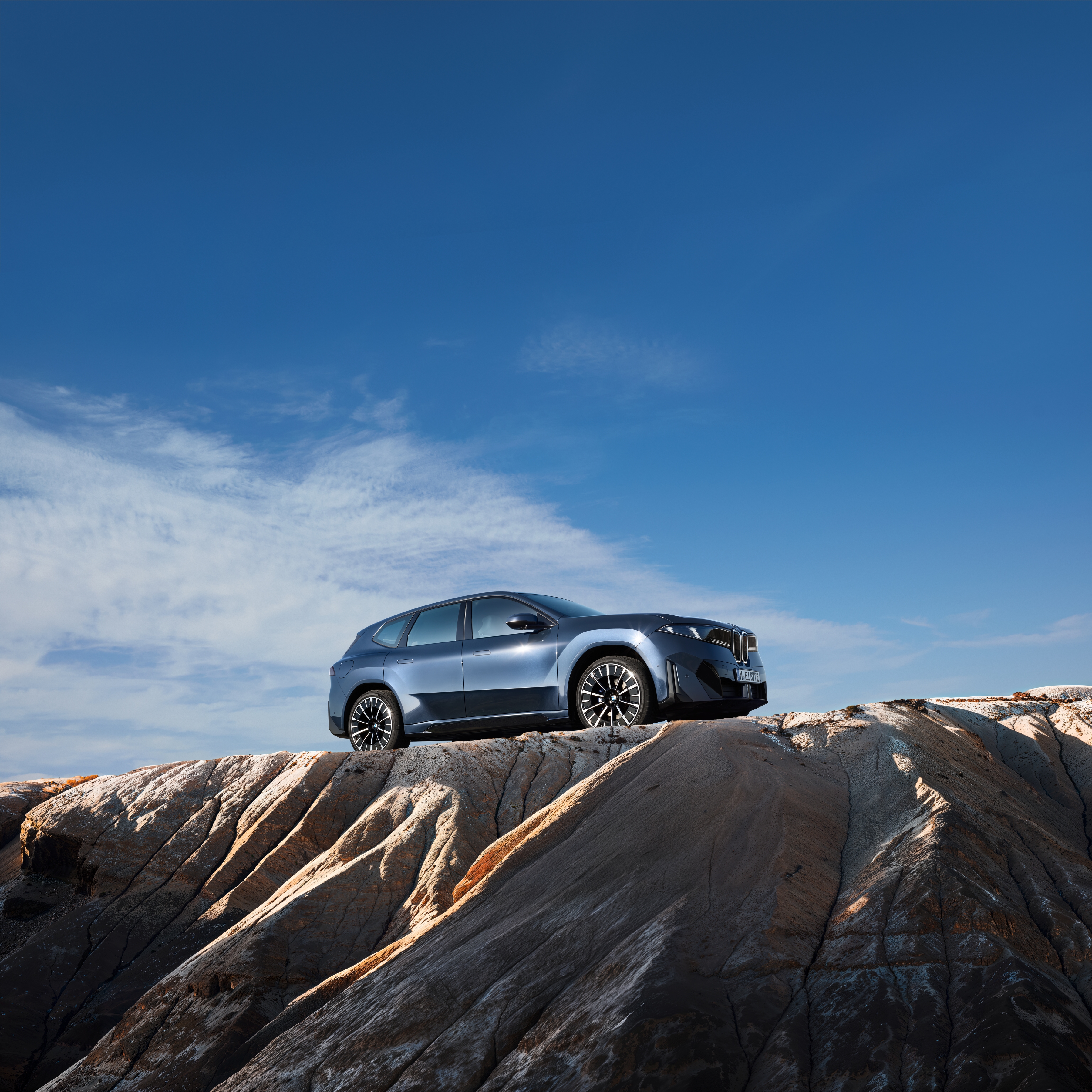 Ein BMW iX3 auf einem Plateau