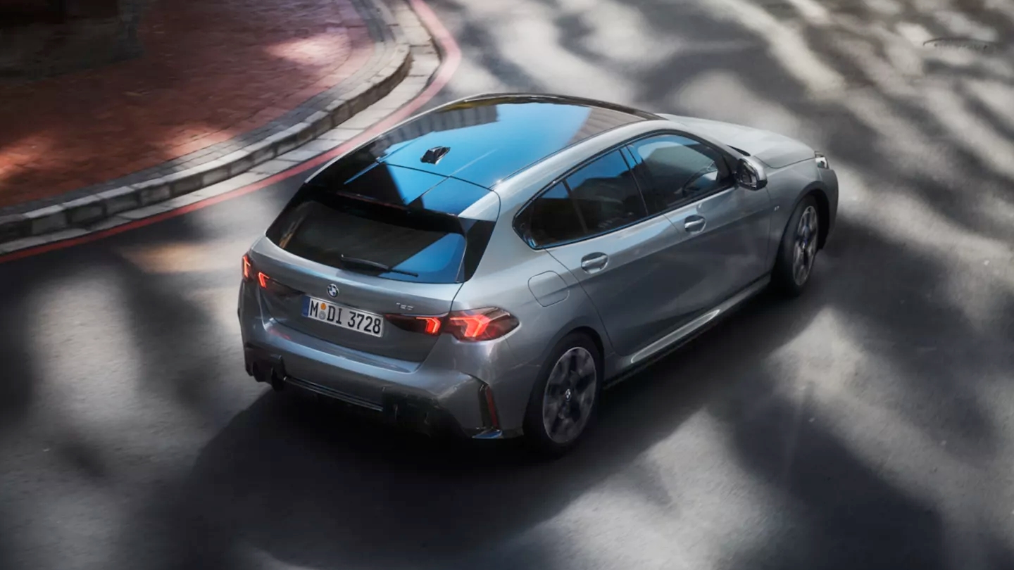 Ein BMW 120 in einem urbanen Setting von hinten fotografiert