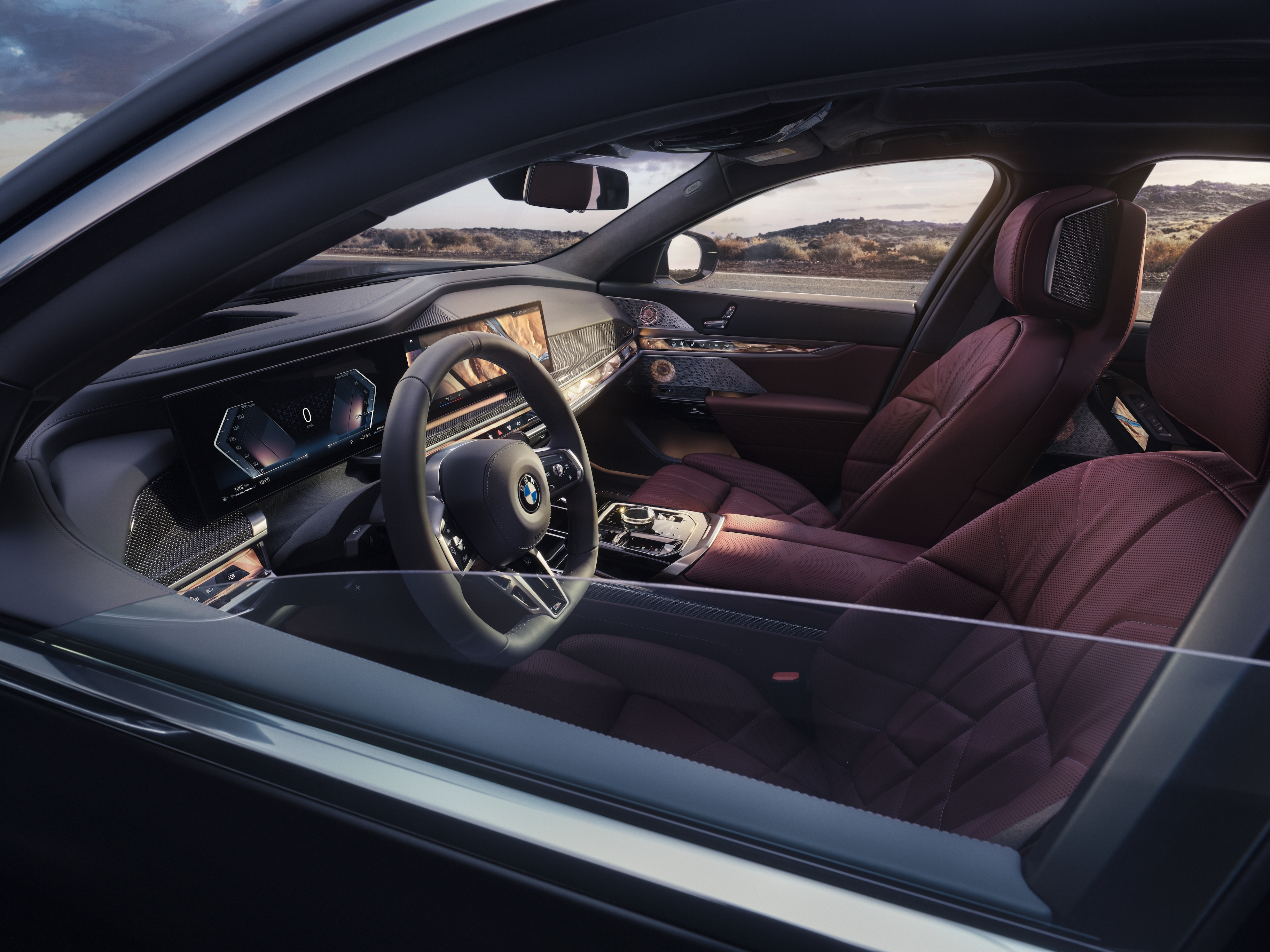 Ein BMW i7 Cockpit und weinroten Ledersitzen