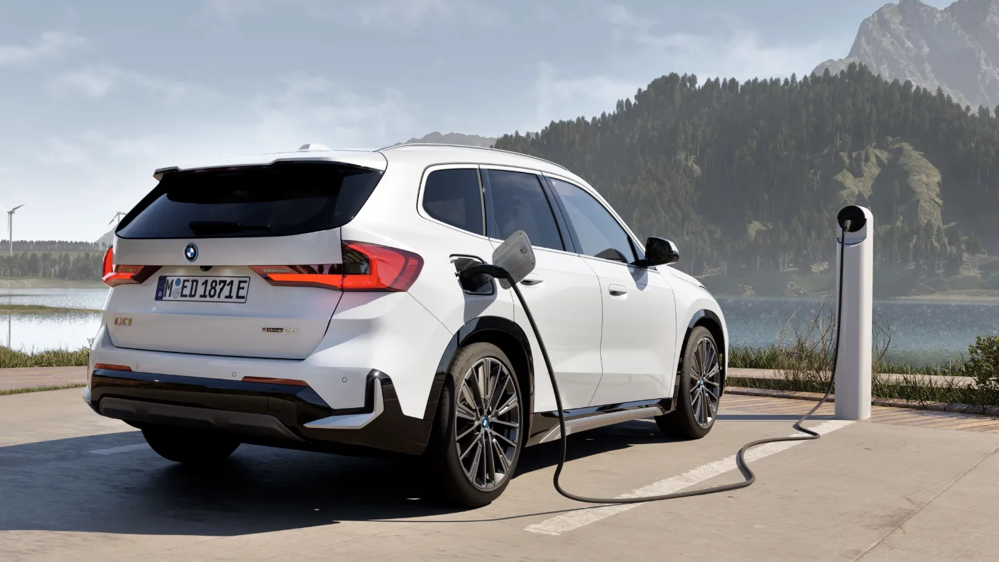 Ein iX1 eDrive20 an der Ladesäule