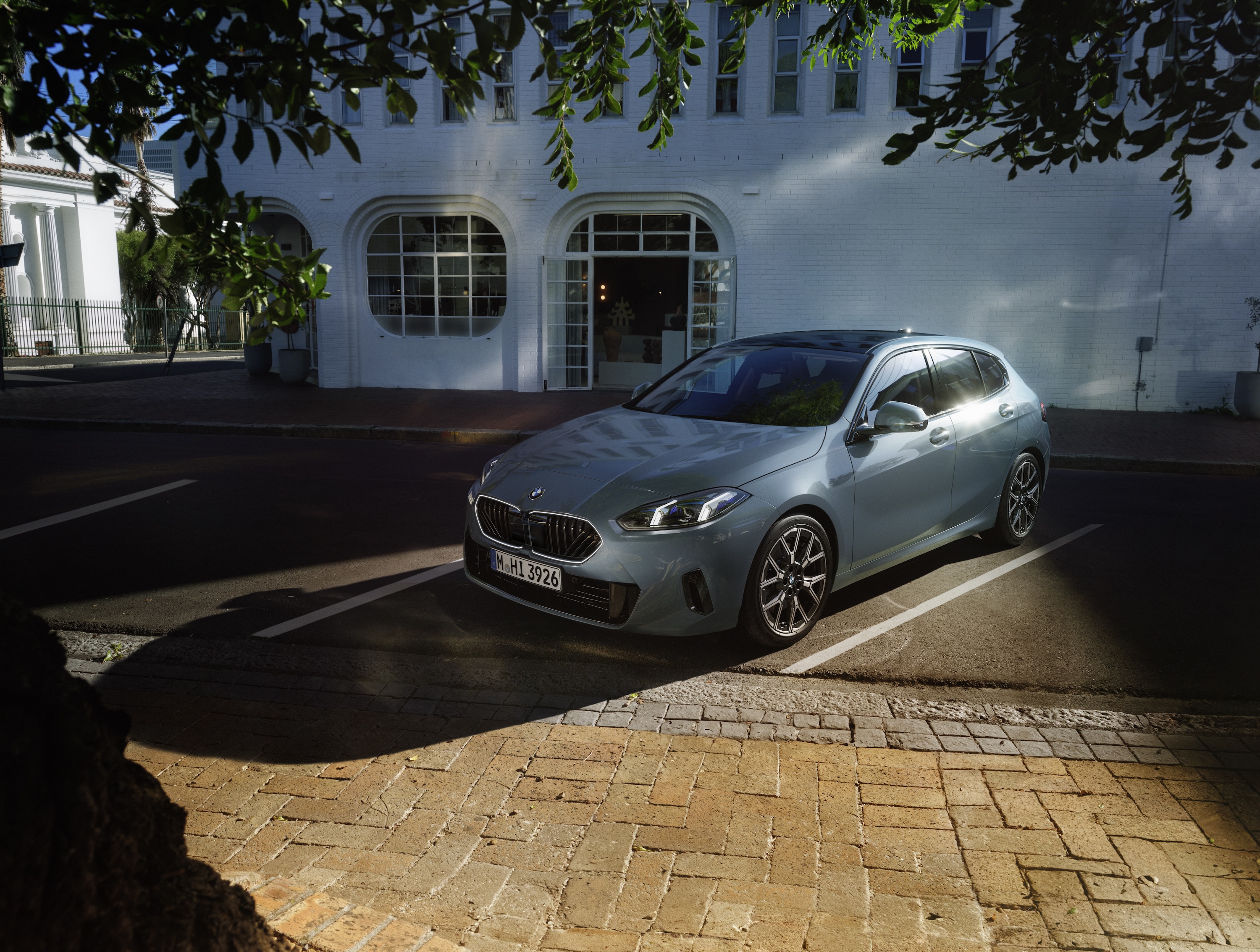 Ein BMW 120 in einem urbanen Setting von vorne fotografiert