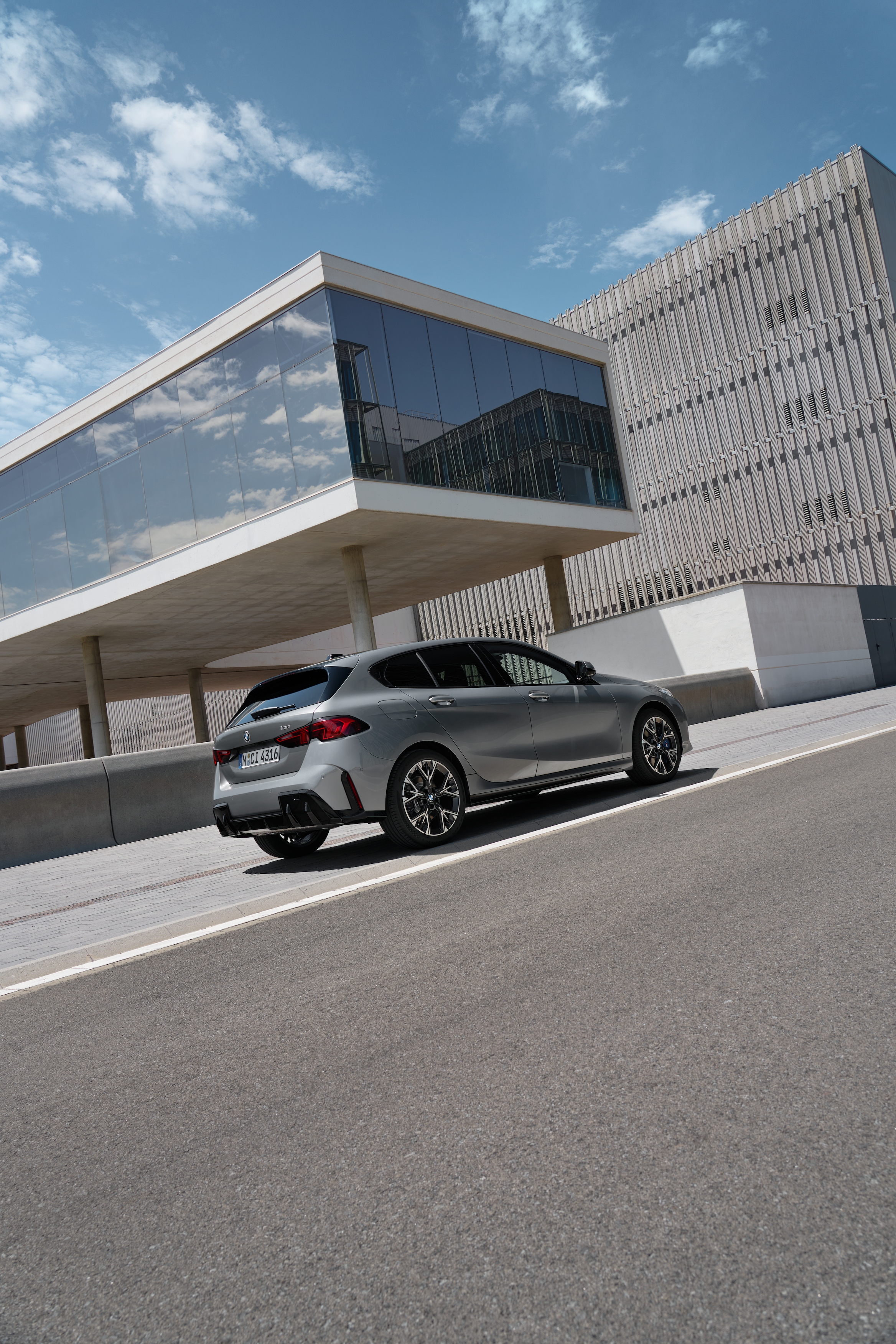 Ein BMW 120 in einem urbanen Setting von hinten fotografiert