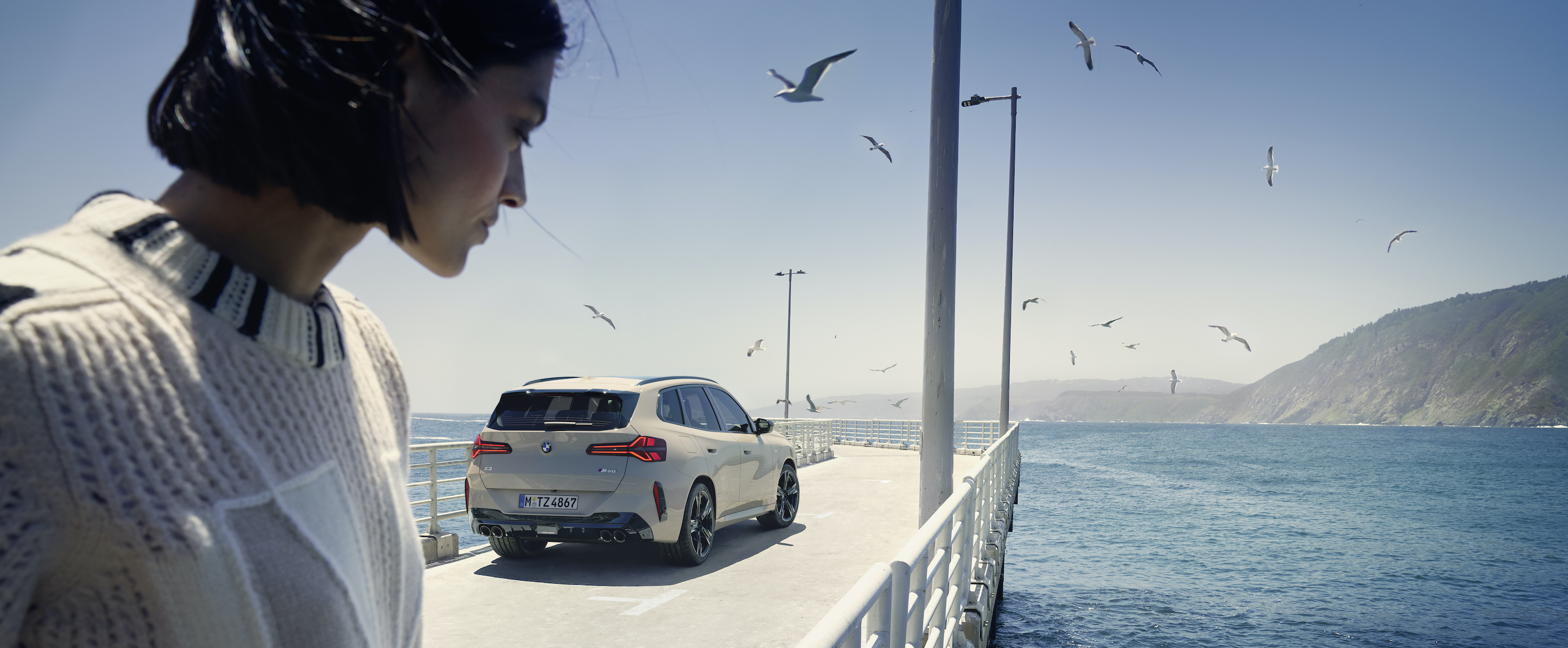 Glückliche Frau mit THE X3 M50 im Hintergrund