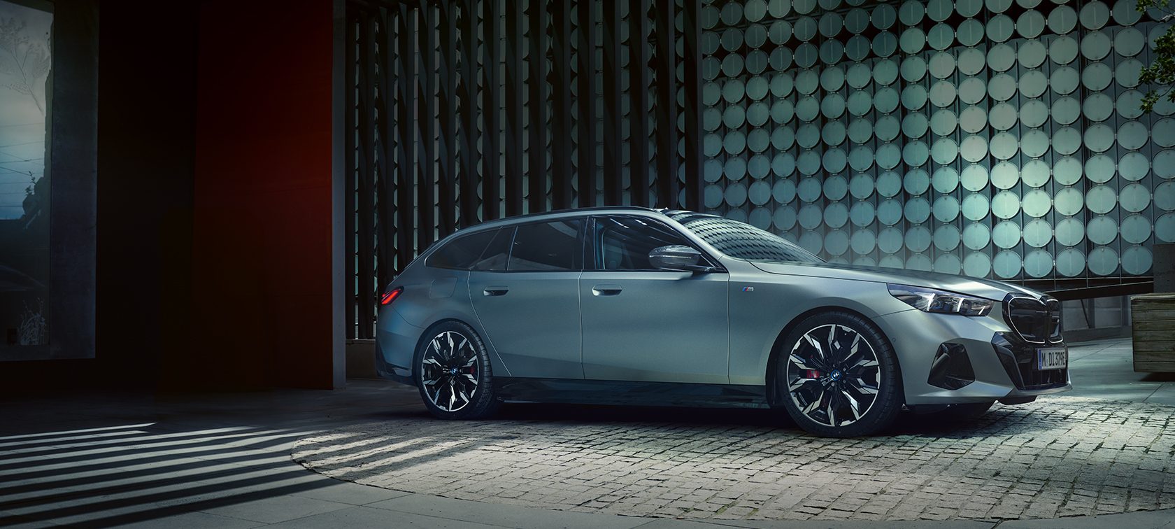 BMW i5 Touring von der Seite