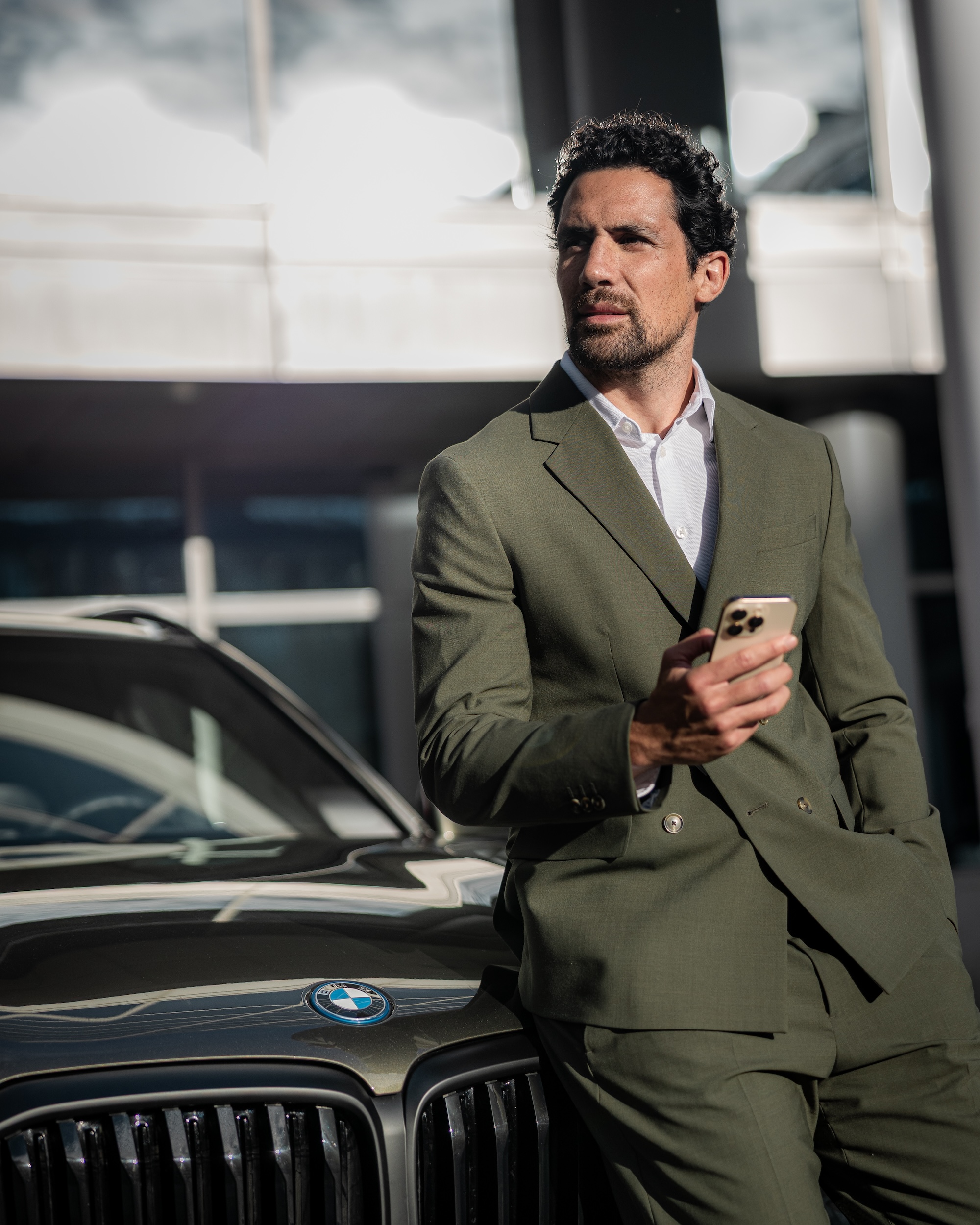 Ein Mann telefoniert mit KURT, dem digitalen Assistenten von Riller & Schnauck