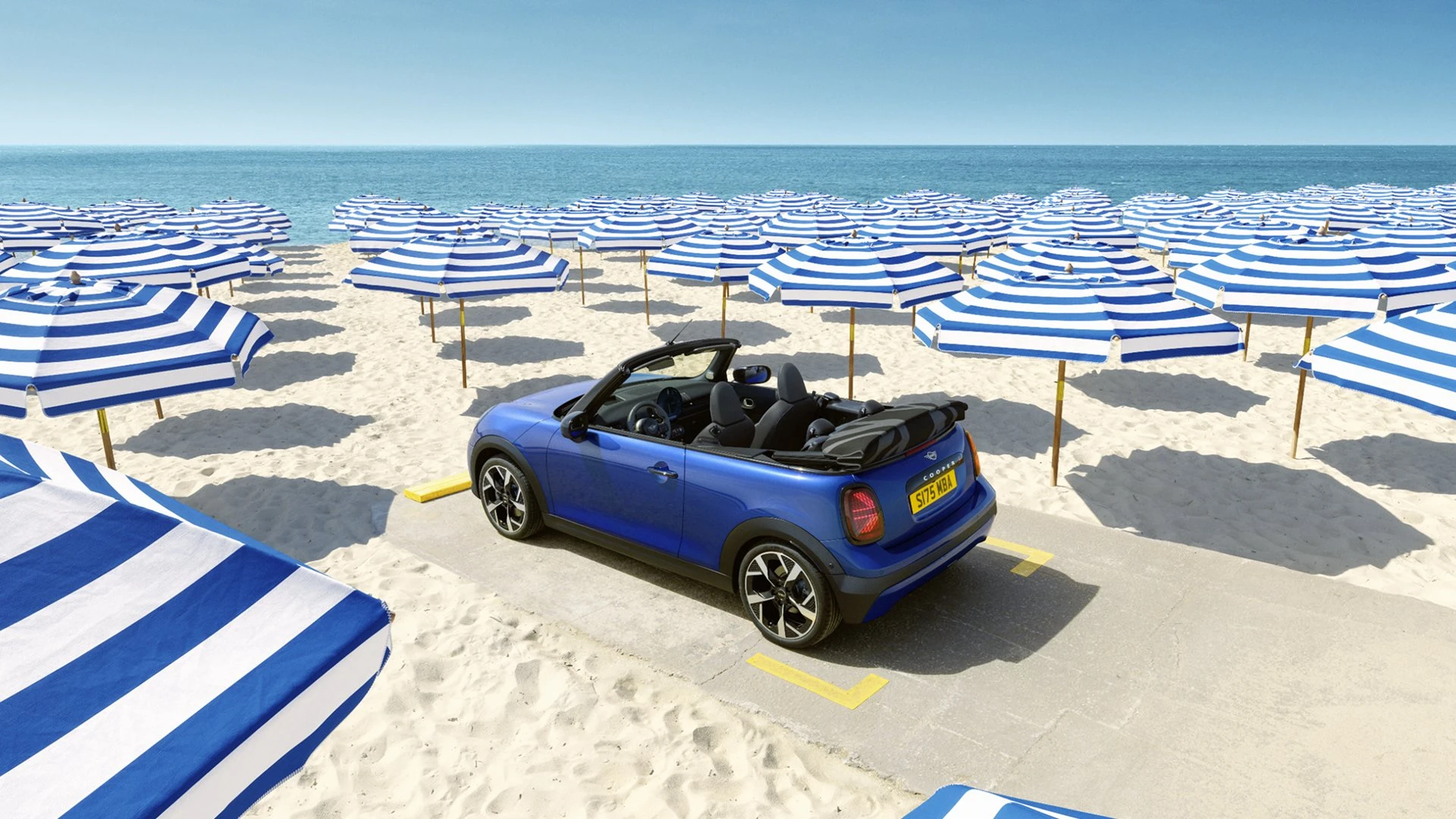 Das MINI Cooper Cabrio am Strand.