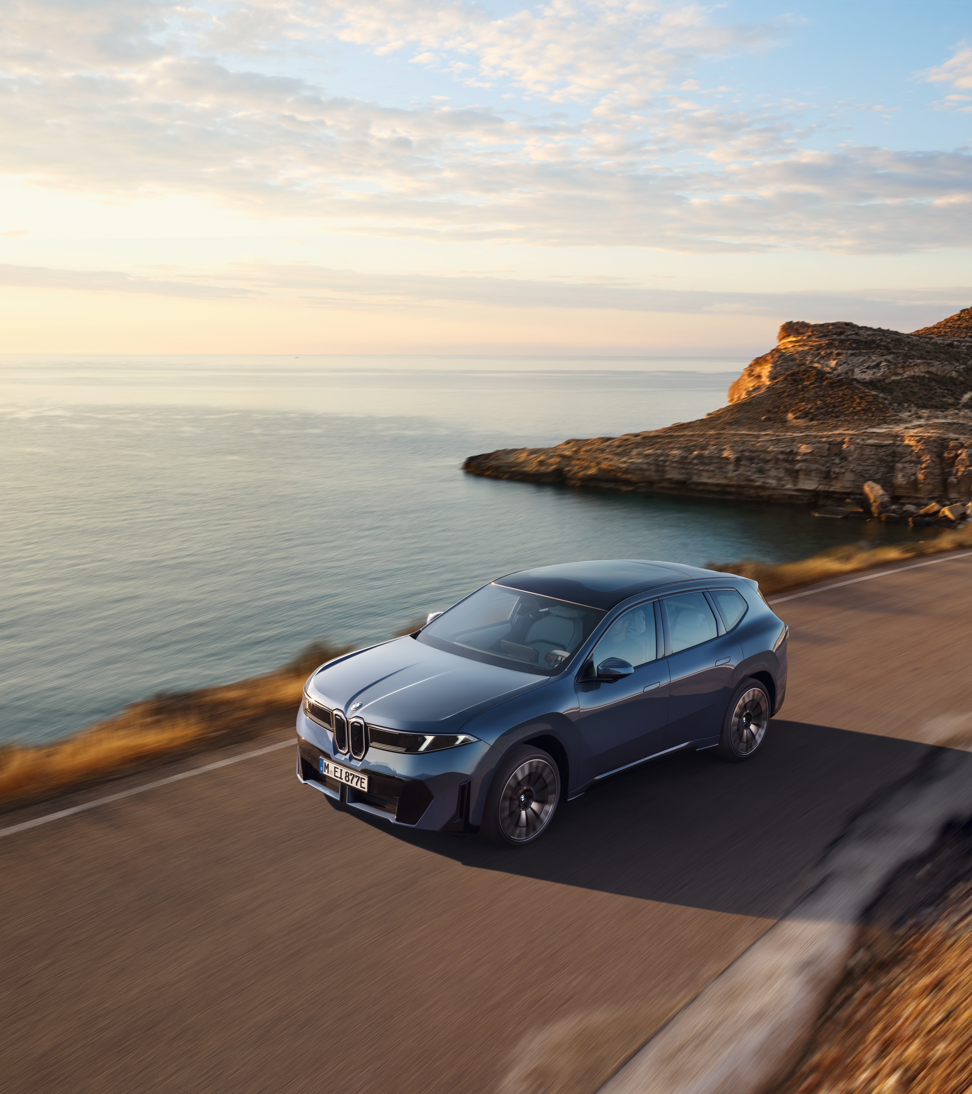 Der BMW iX3 fährt durch eine malerische Landschaft