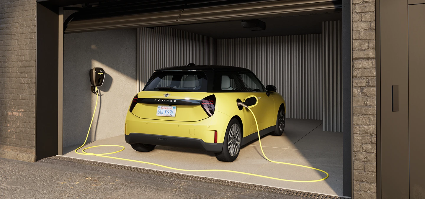 Der neue vollelektrische MINI Cooper E an einer Ladesäule.