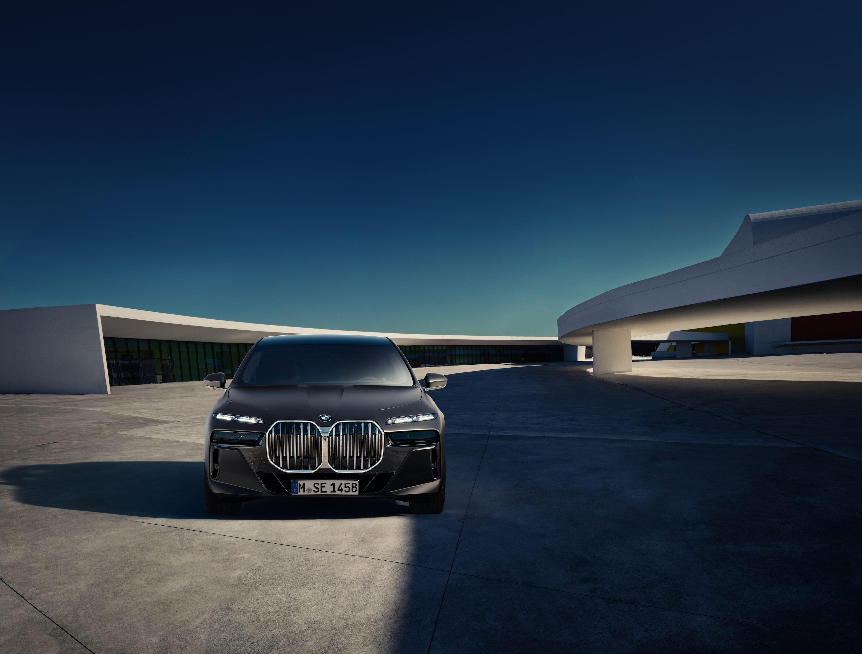 Vollfrontalaufnahme eines BMW i7