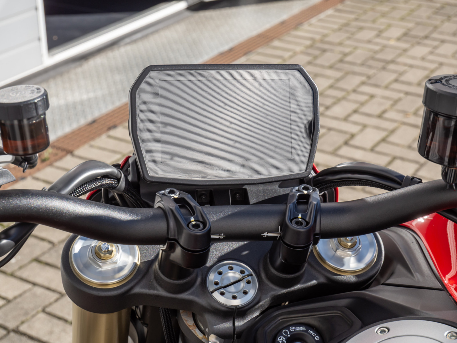 DUCATI Hypermotard V2 35 kW – Produktfoto 9