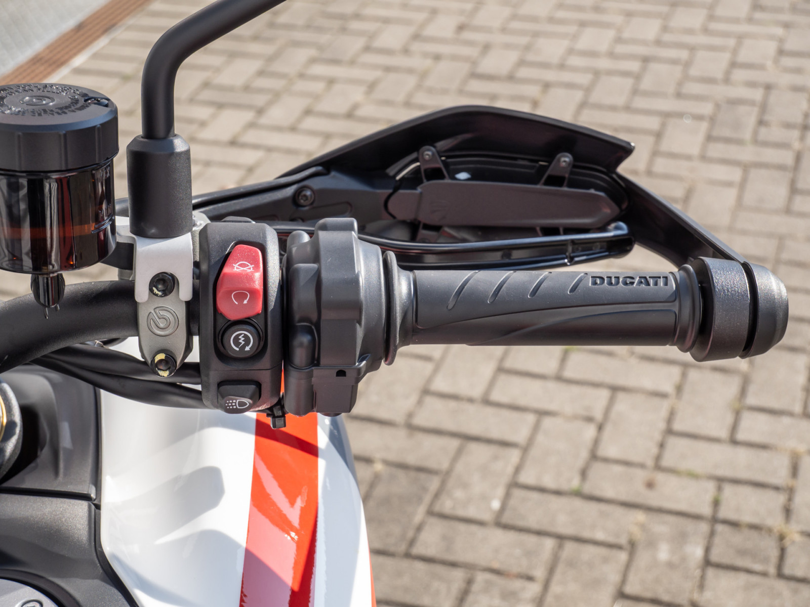 DUCATI Hypermotard V2 SP Demo – Produktfoto 11