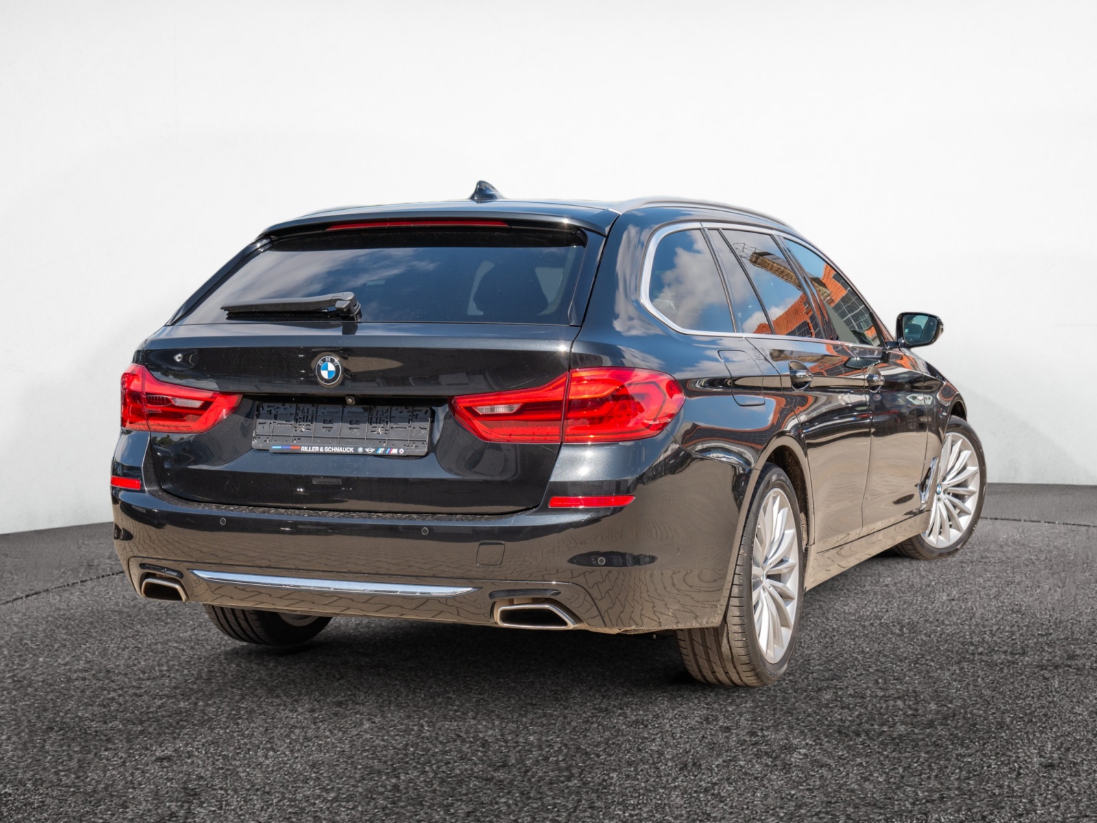 BMW 540i Touring xDrive Luxury Line – Produktfoto 3