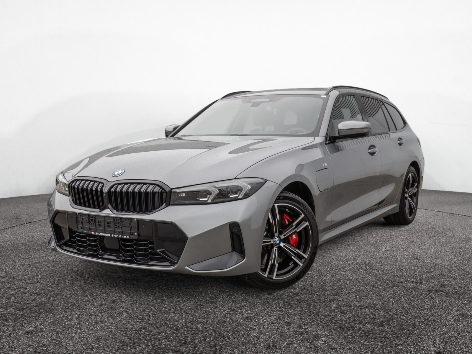 BMW 330e Touring M-Sport Pro – Produktfoto 1