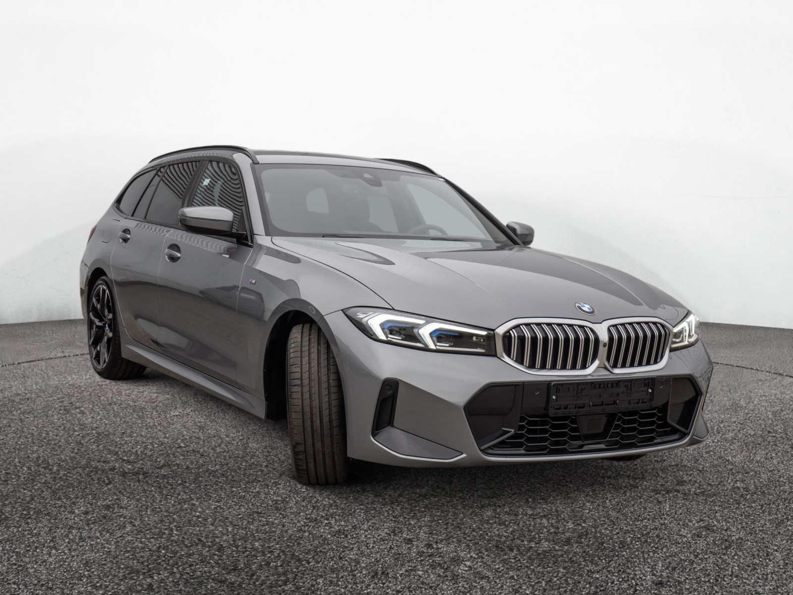 BMW 330i Touring xDrive M-Sport – Produktfoto 2