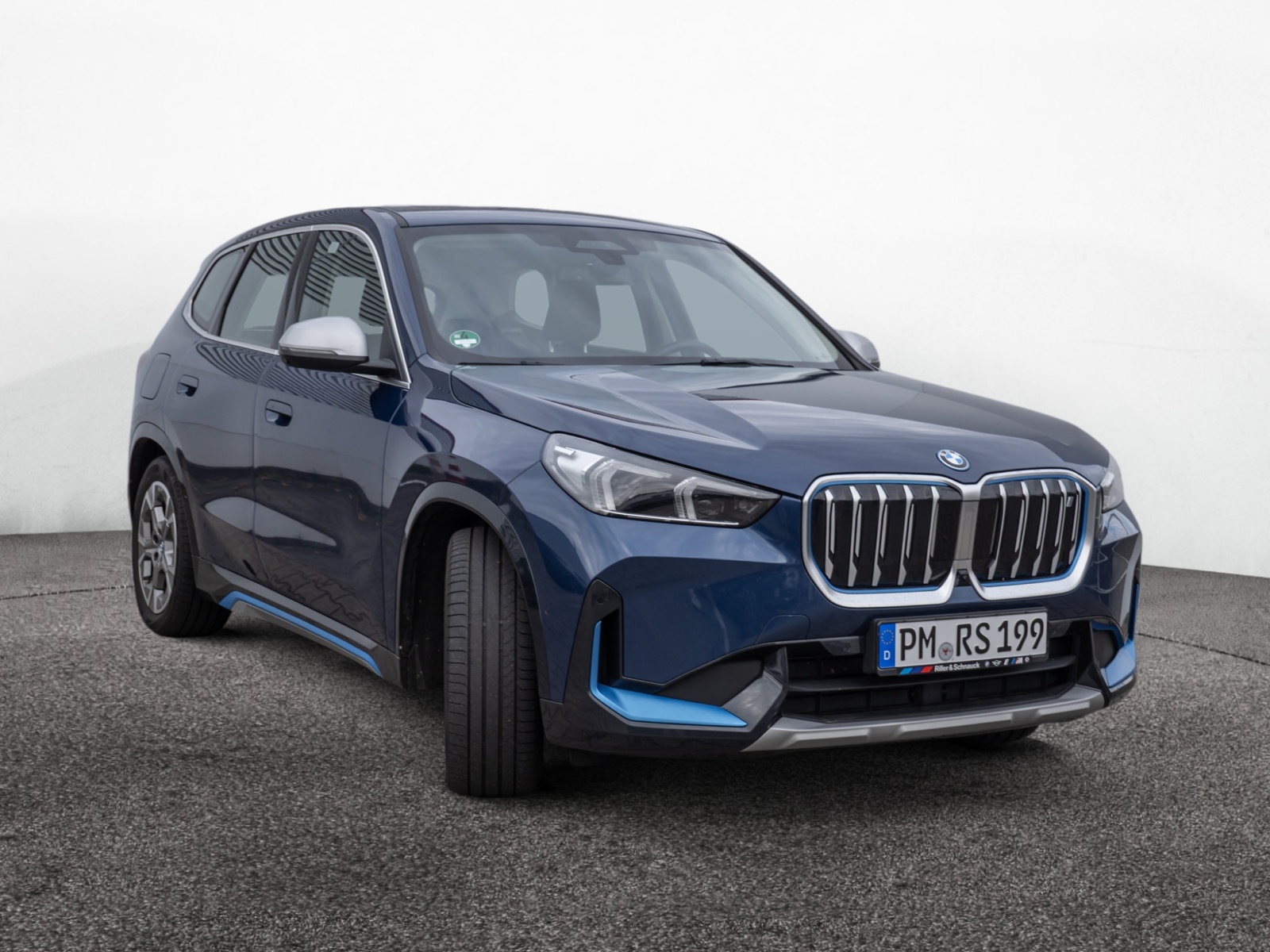 BMW iX1 xDrive 30 X-Line – Produktfoto 3