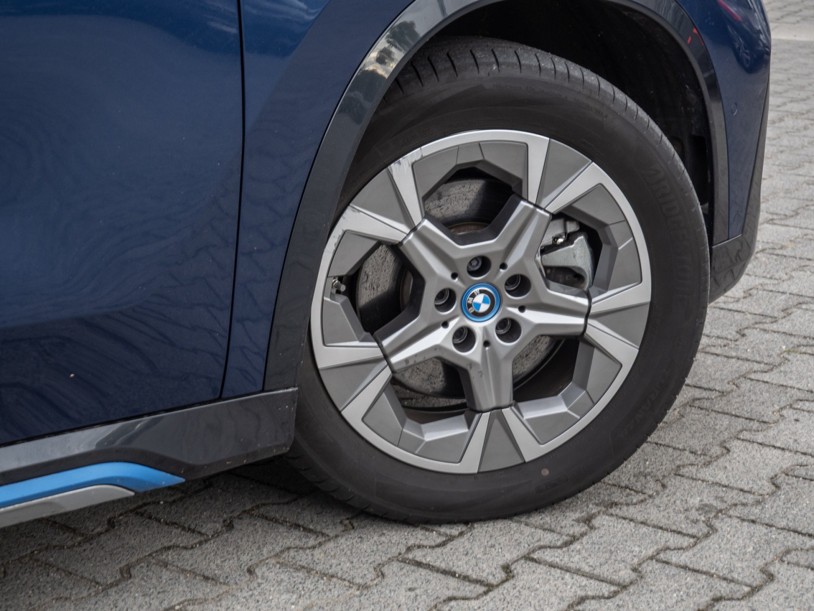 BMW iX1 xDrive 30 X-Line – Produktfoto 6