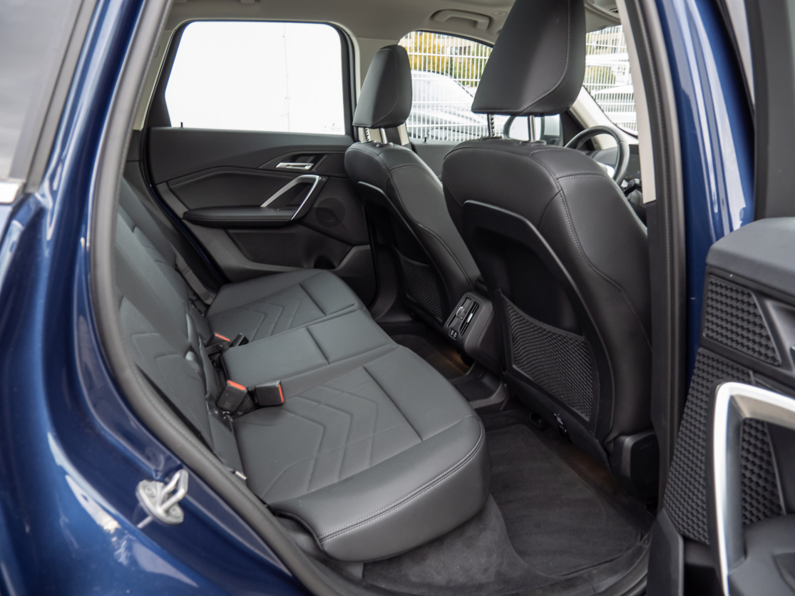 BMW iX1 xDrive 30 X-Line – Produktfoto 8