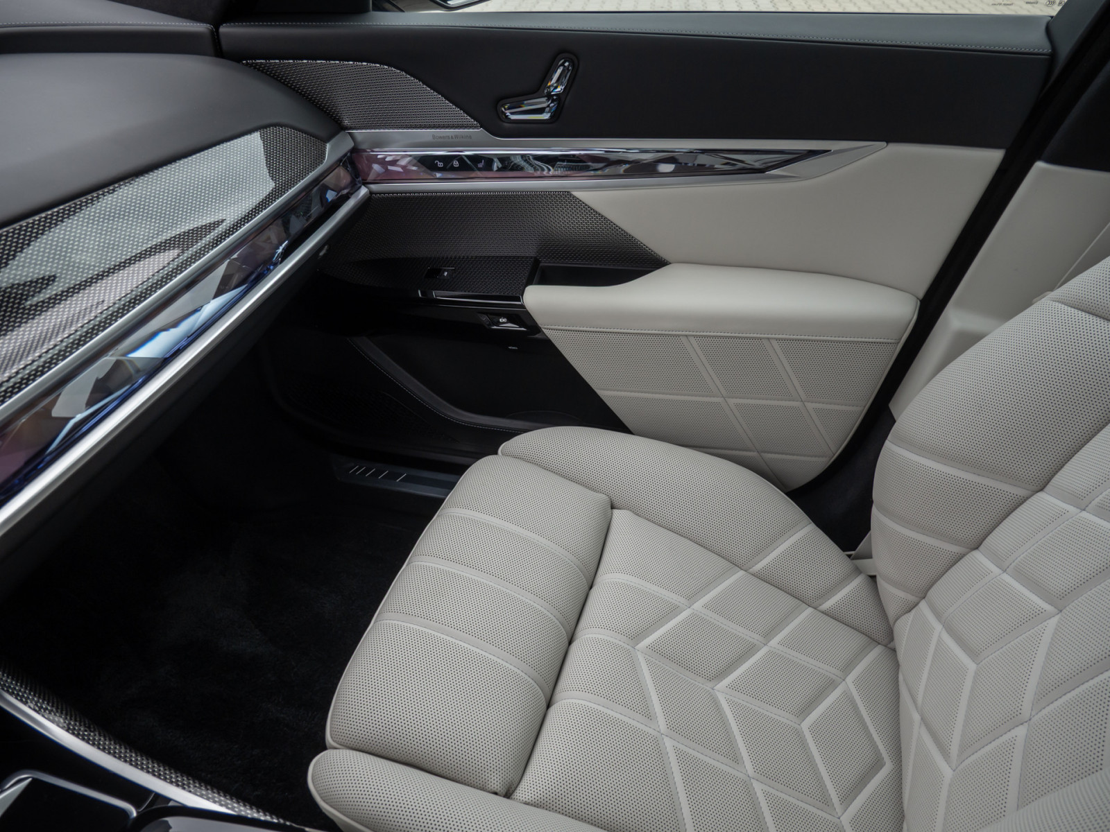 BMW 750e xDrive M-Sport – Produktfoto 16