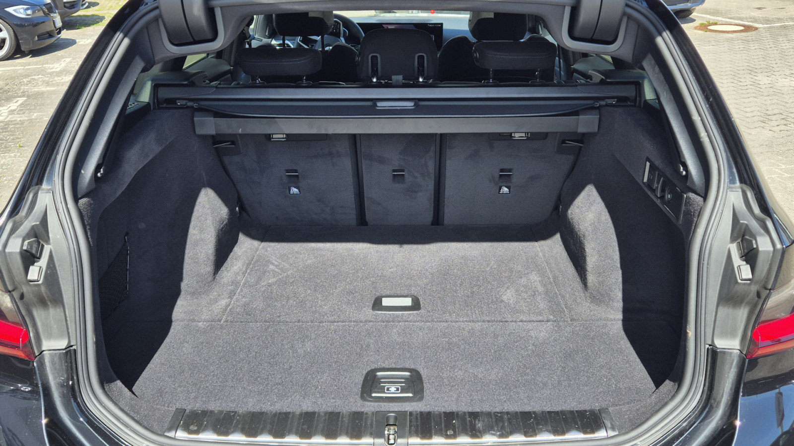 BMW 330i Touring xDrive M-Sport – Produktfoto 11