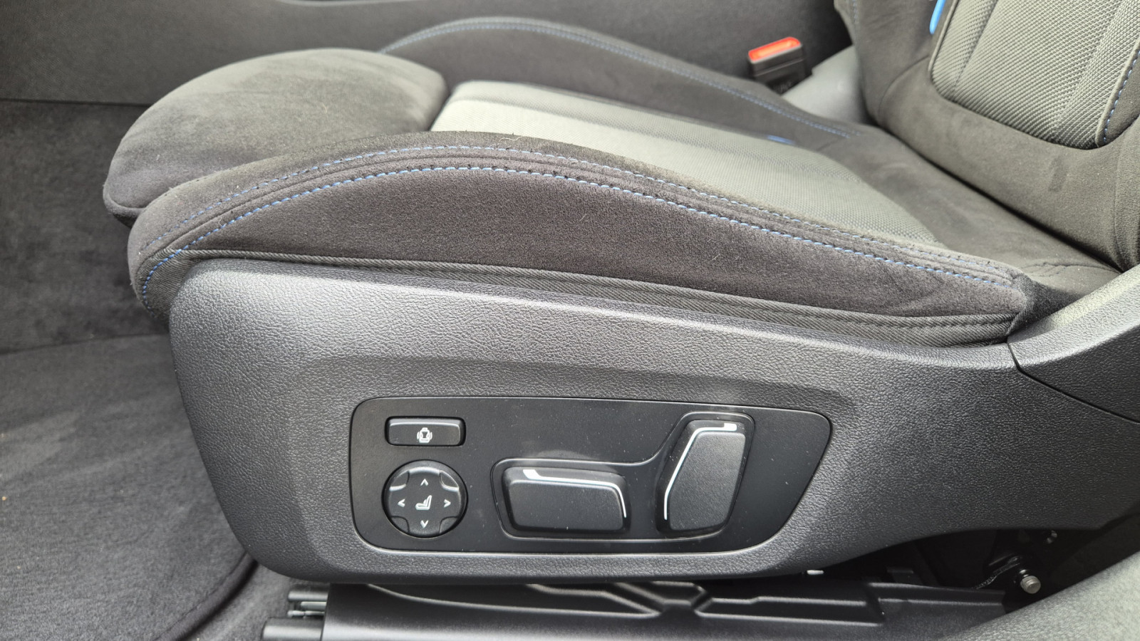 BMW 330i Touring xDrive M-Sport – Produktfoto 14