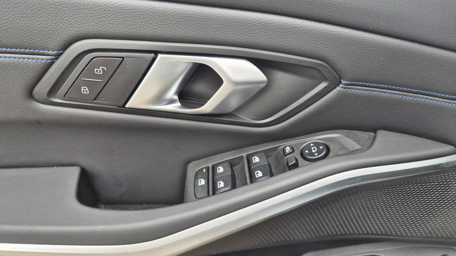 BMW 330i Touring xDrive M-Sport – Produktfoto 12
